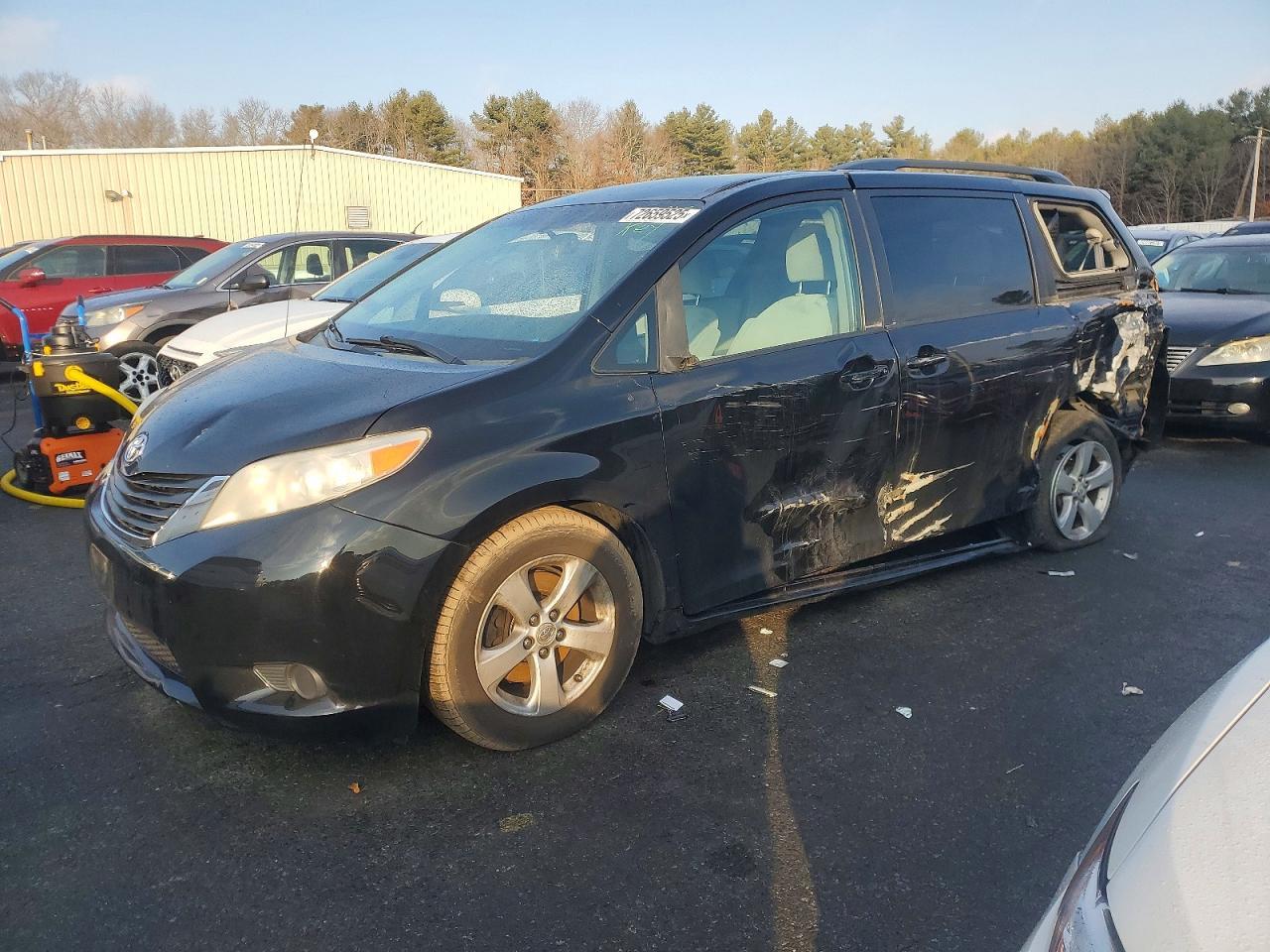 2011 TOYOTA SIENNA