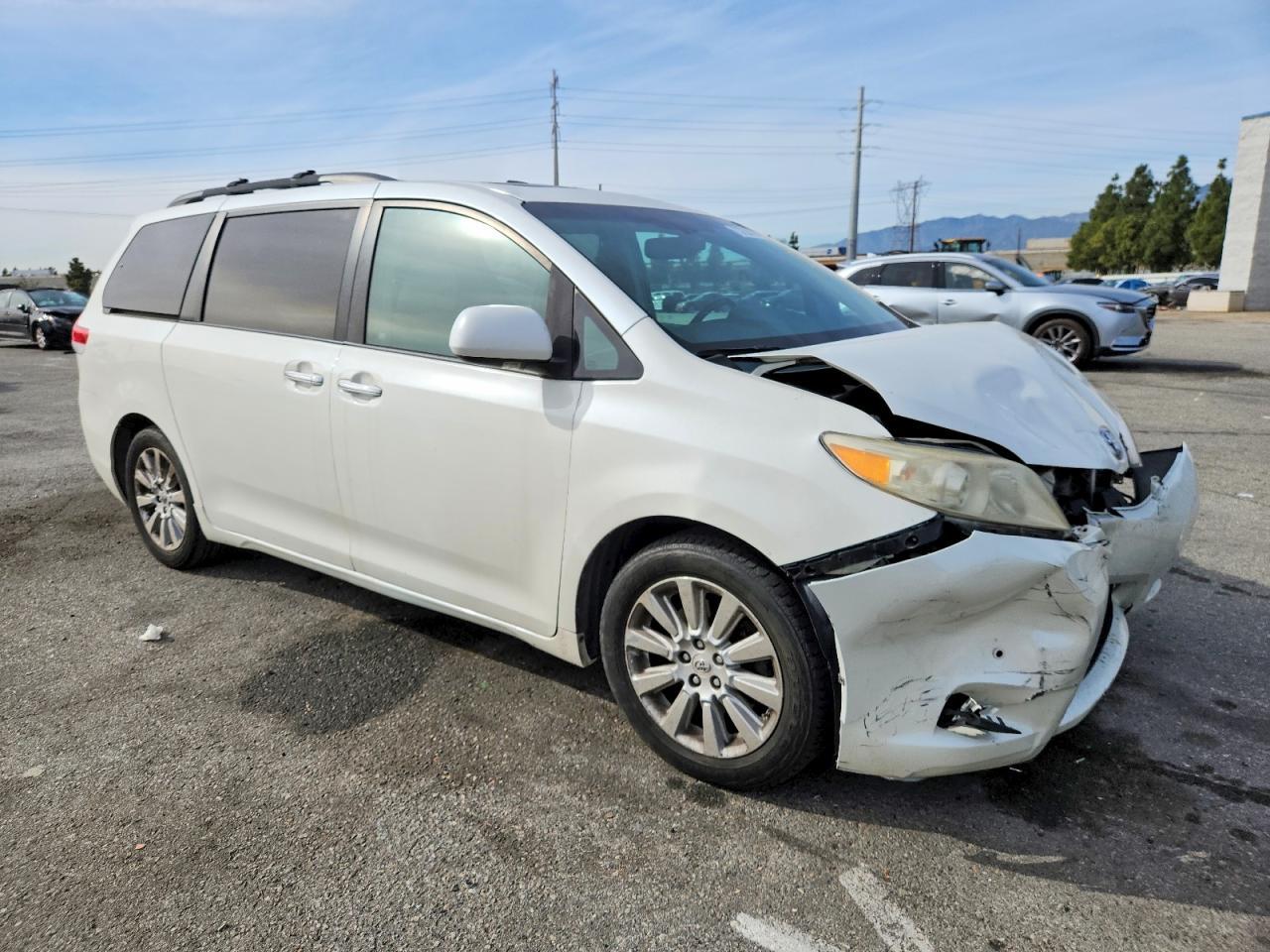 2011 TOYOTA SIENNA