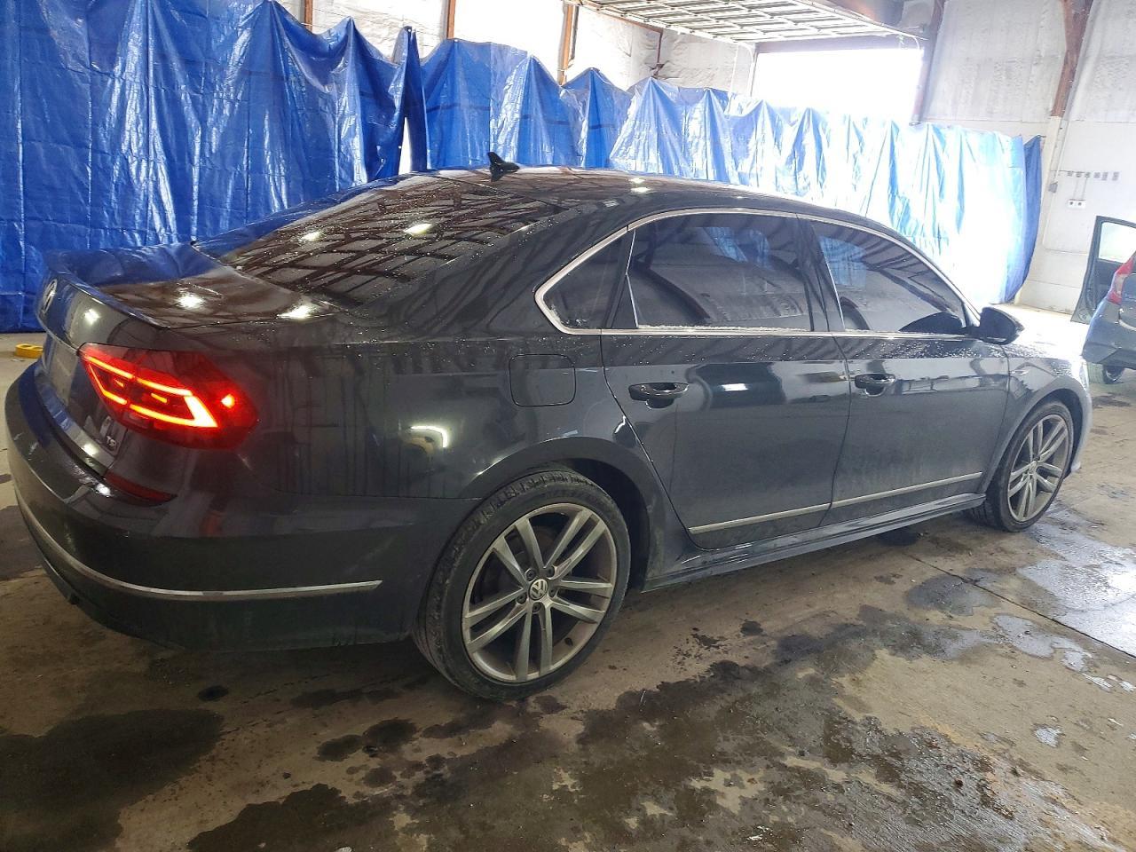 2017 VOLKSWAGEN Passat