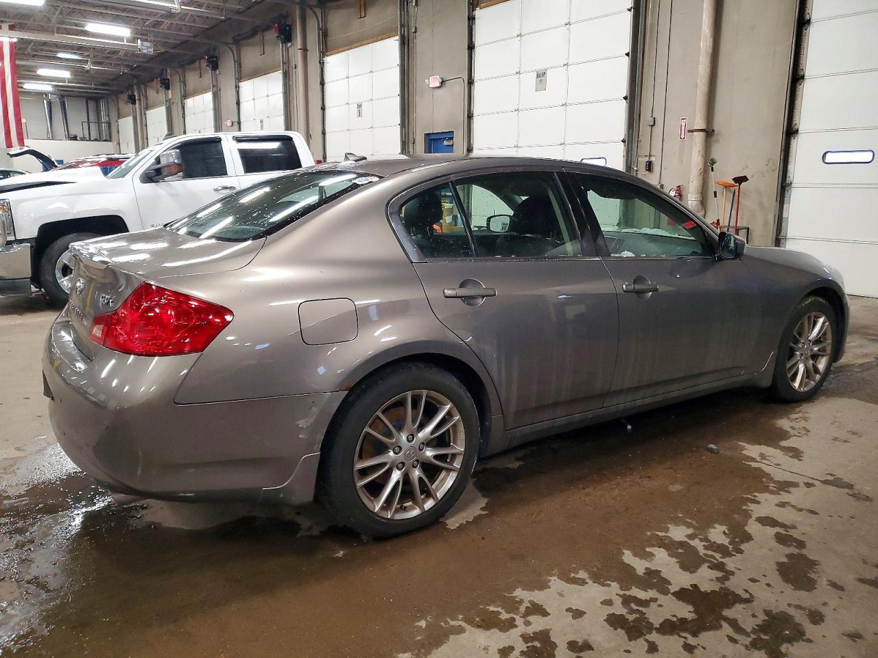 2011 INFINITI G37