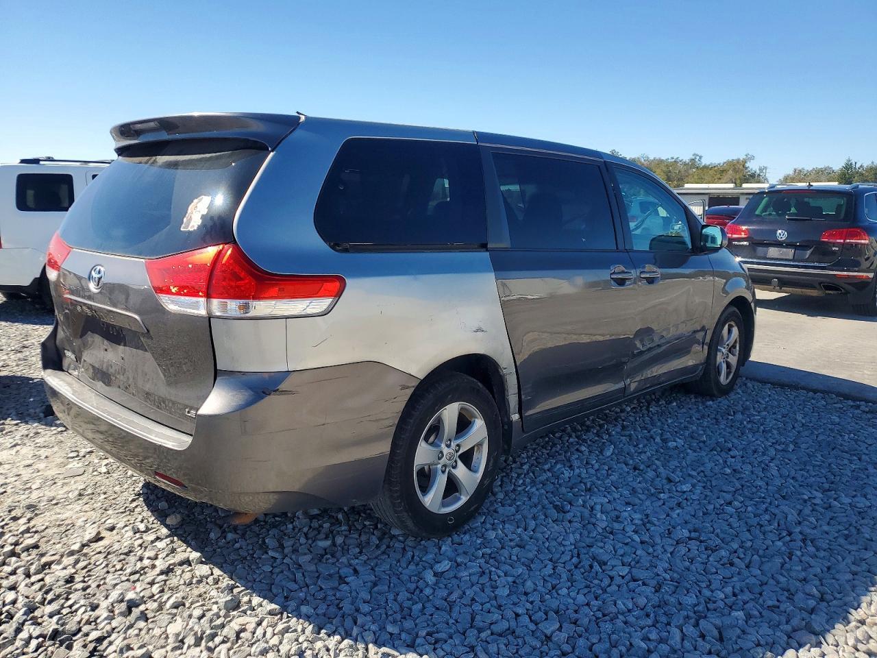 2011 TOYOTA SIENNA