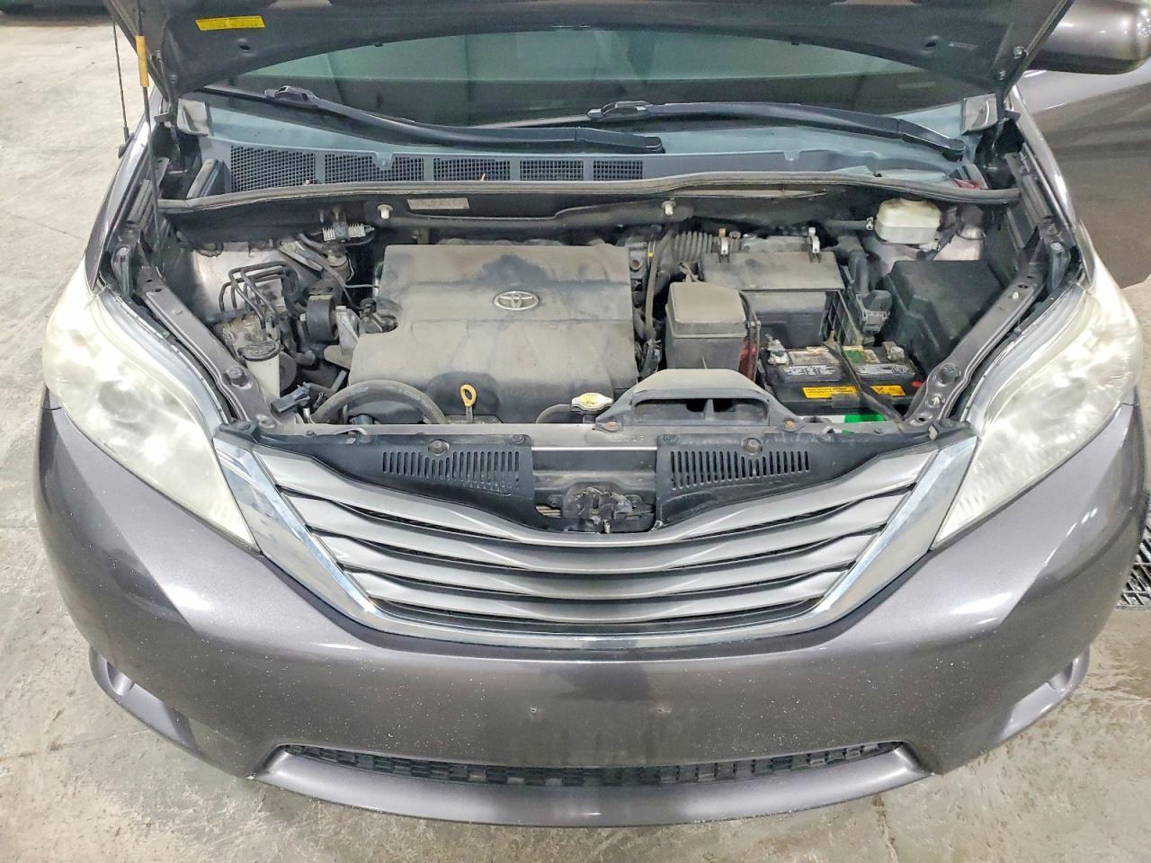 2013 TOYOTA SIENNA