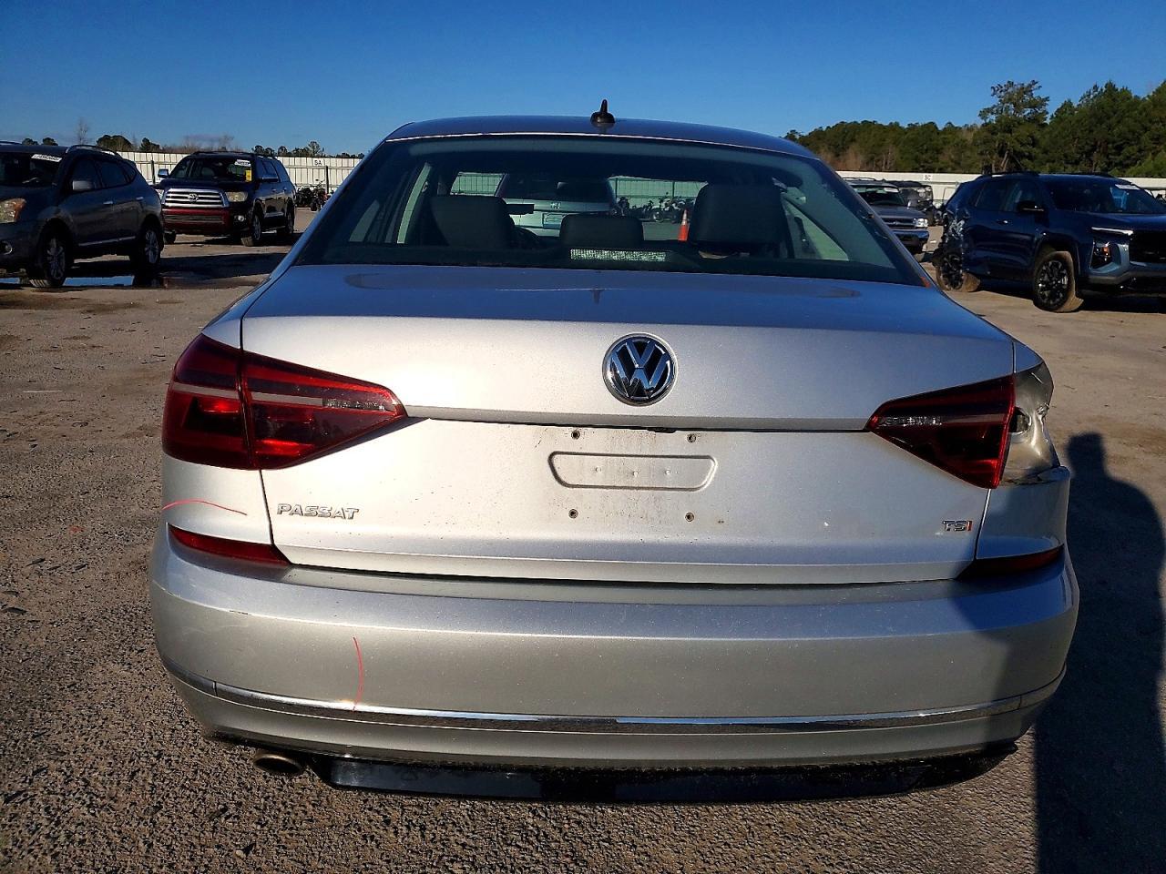 2018 VOLKSWAGEN Passat