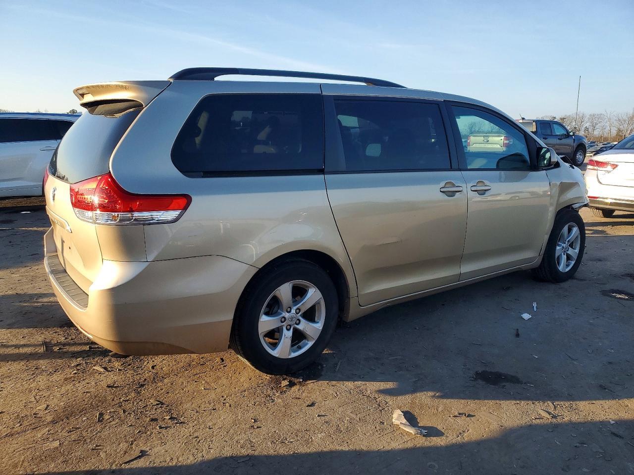 2014 TOYOTA SIENNA