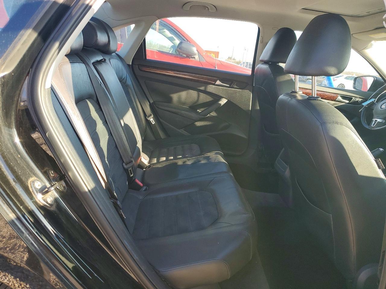 2012 VOLKSWAGEN Passat