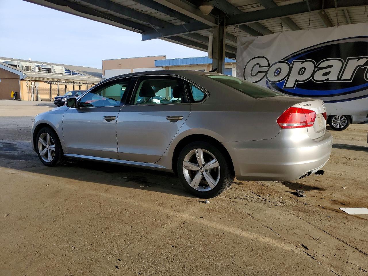 2012 VOLKSWAGEN Passat