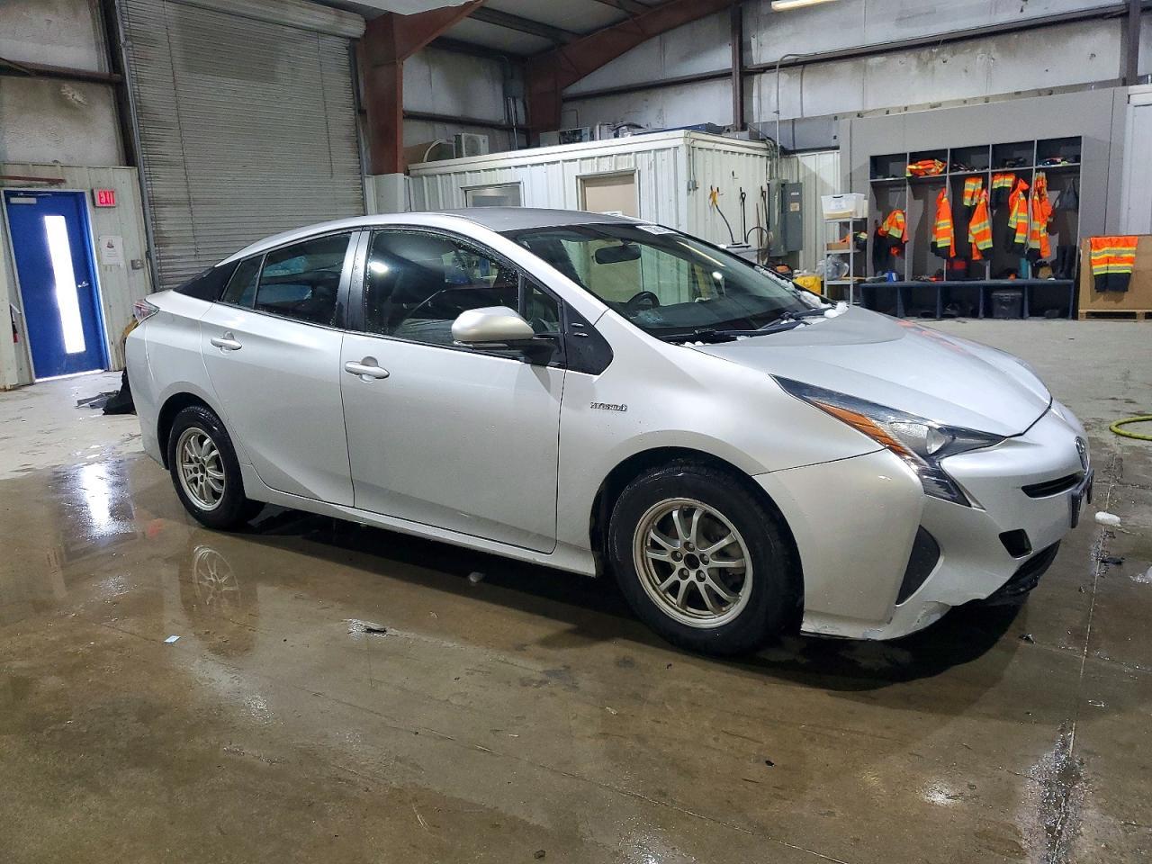 2016 TOYOTA PRIUS