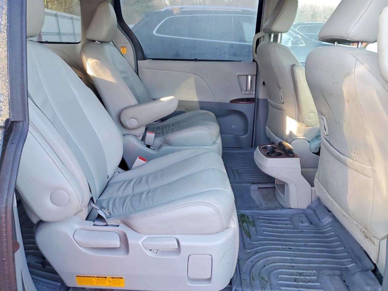 2013 TOYOTA SIENNA
