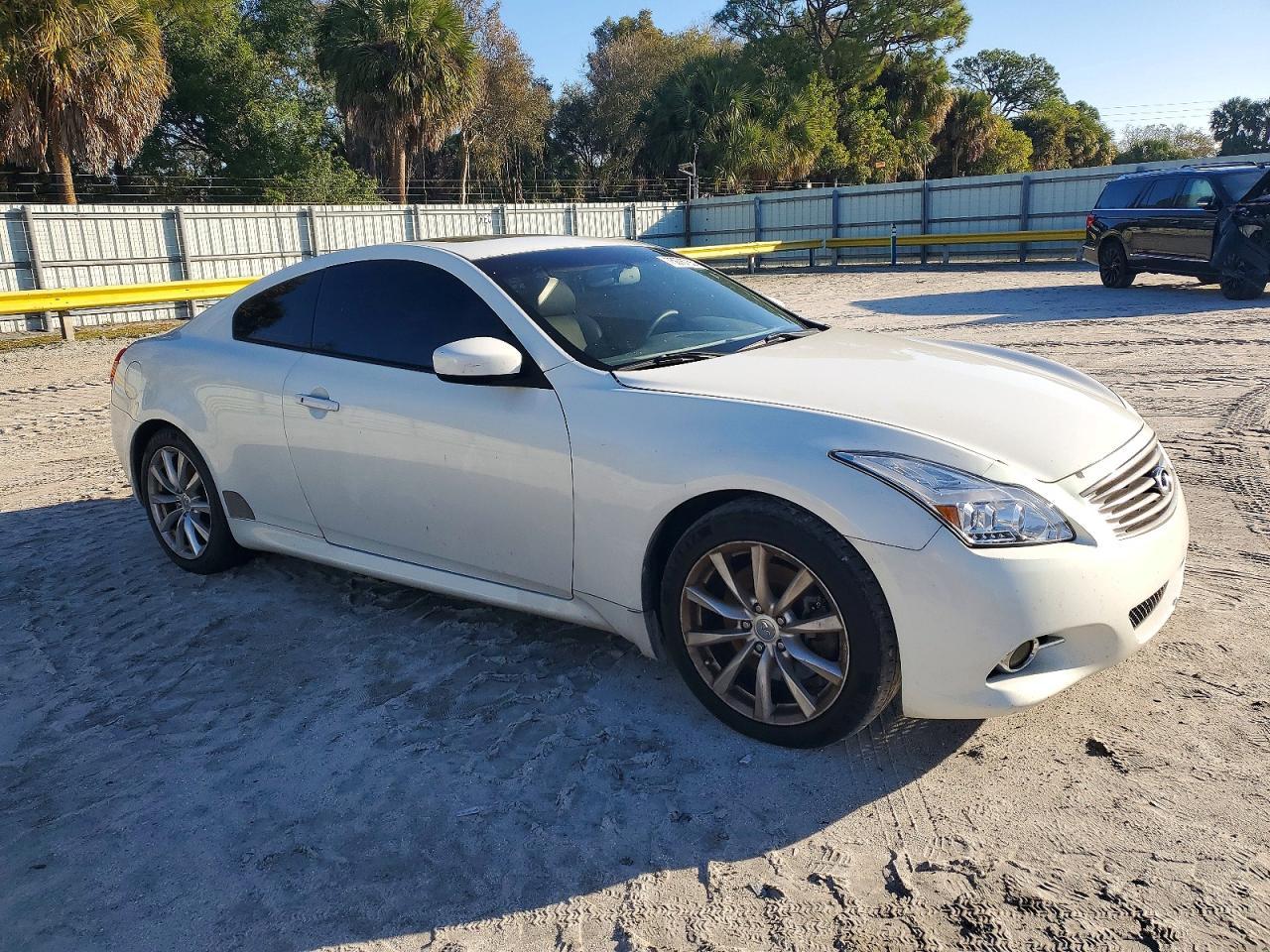 2011 INFINITI G37