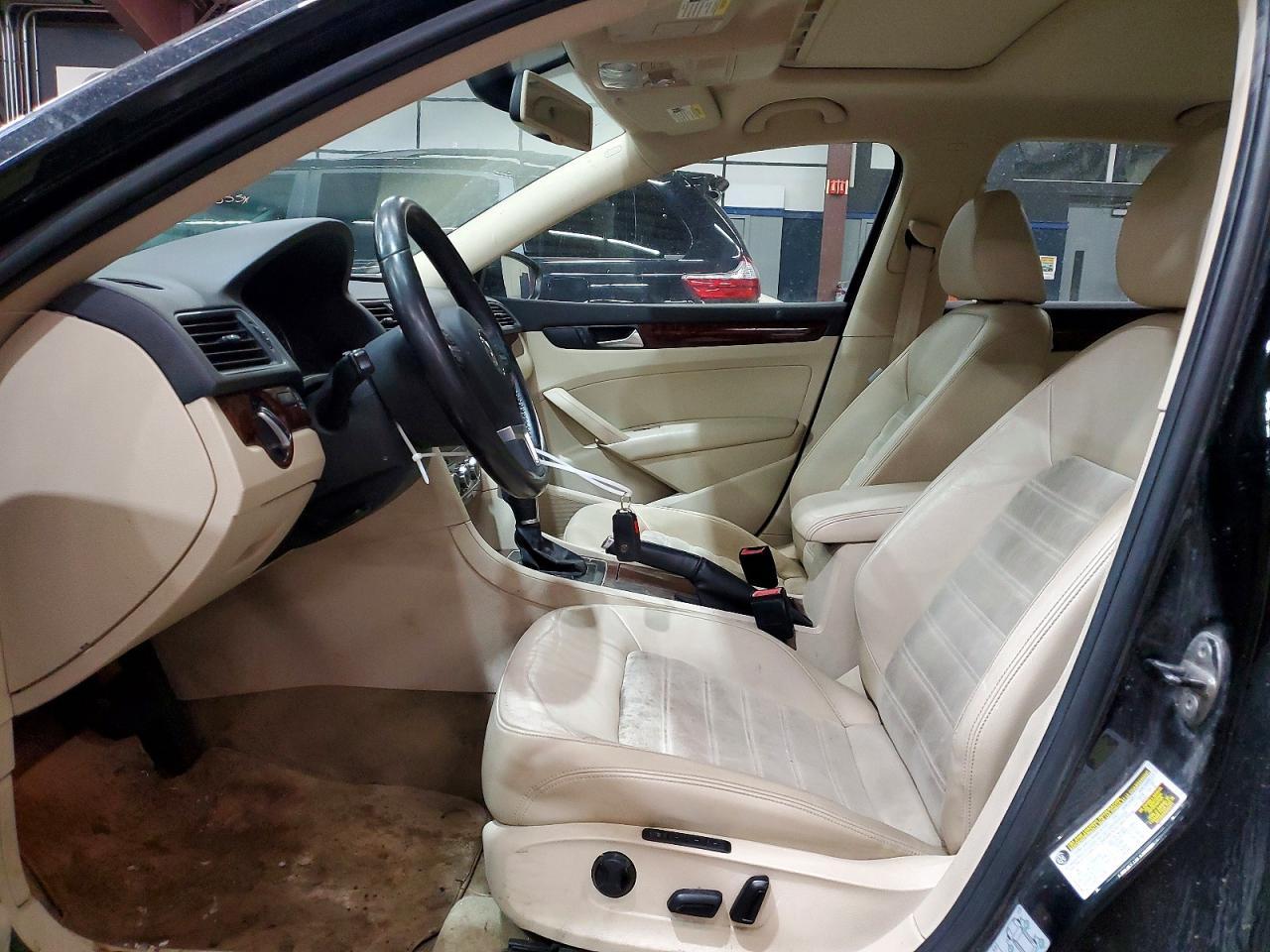 2012 VOLKSWAGEN Passat