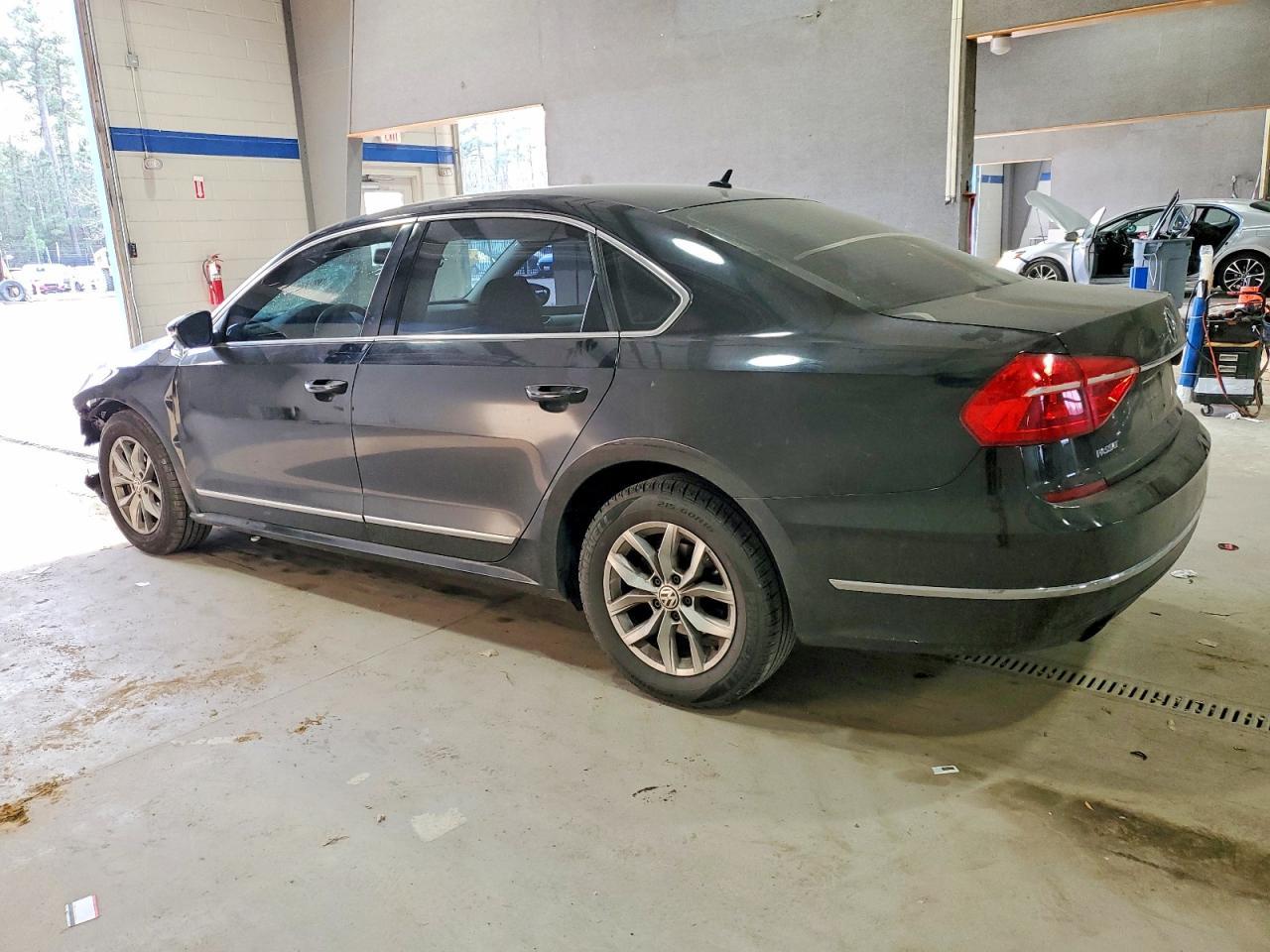 2016 VOLKSWAGEN Passat