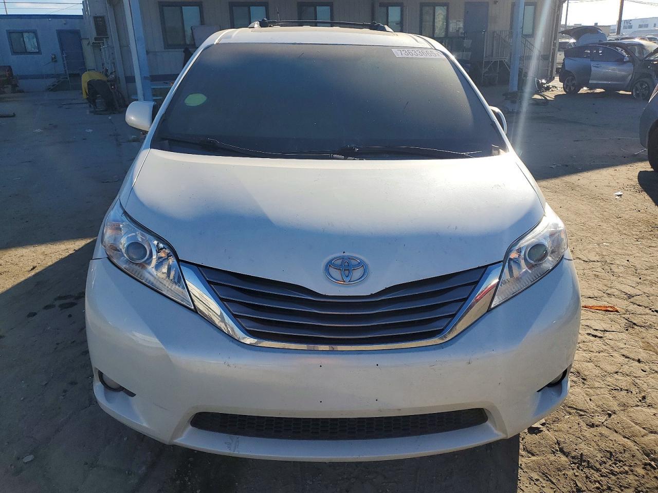 2015 TOYOTA SIENNA