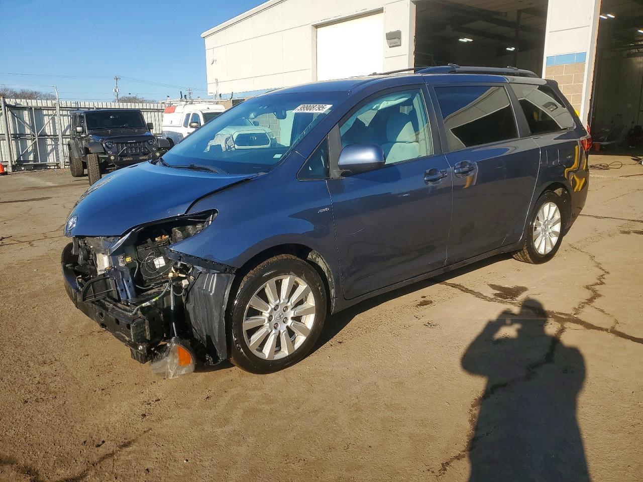 2017 TOYOTA SIENNA