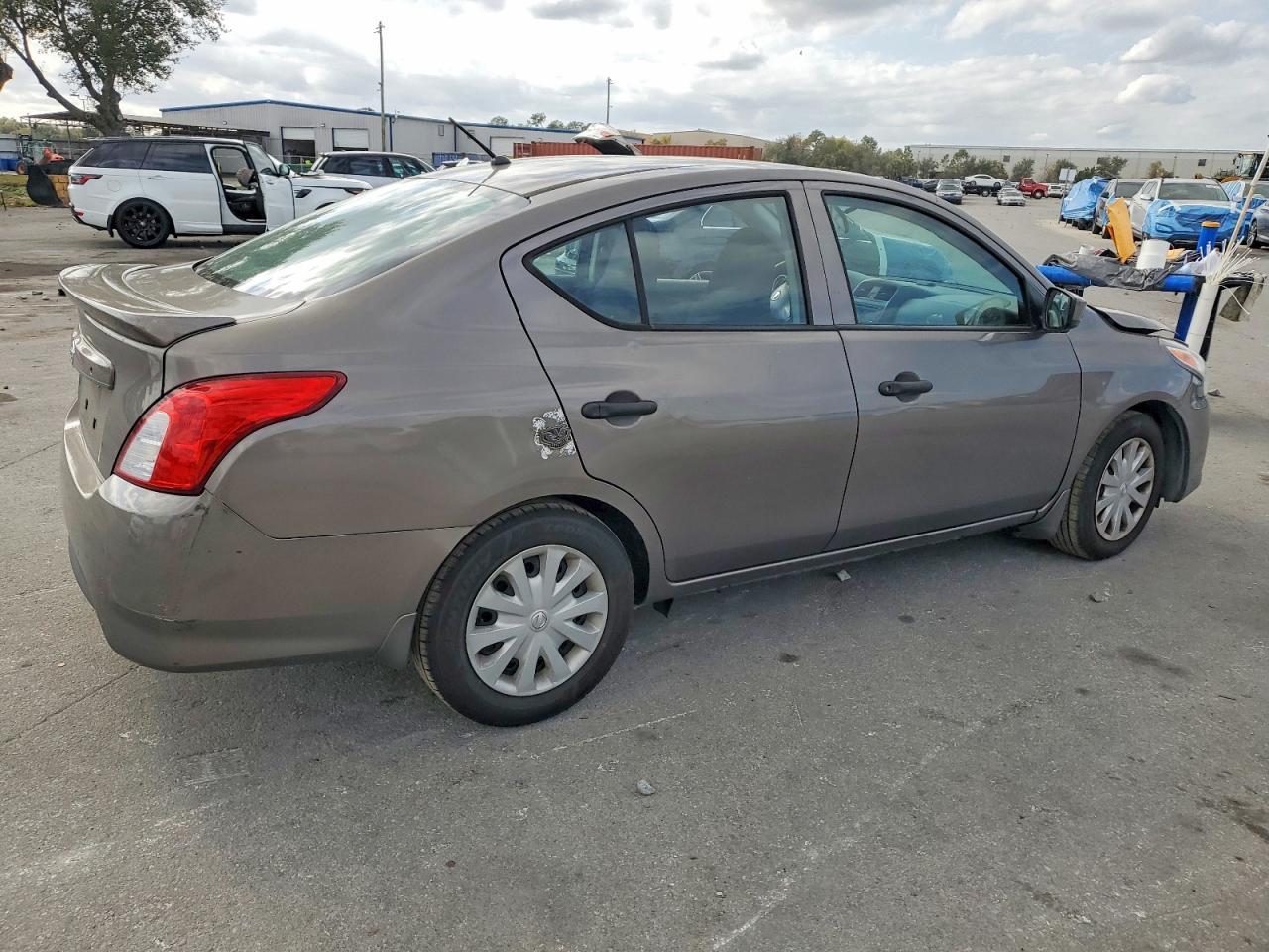2017 NISSAN VERSA