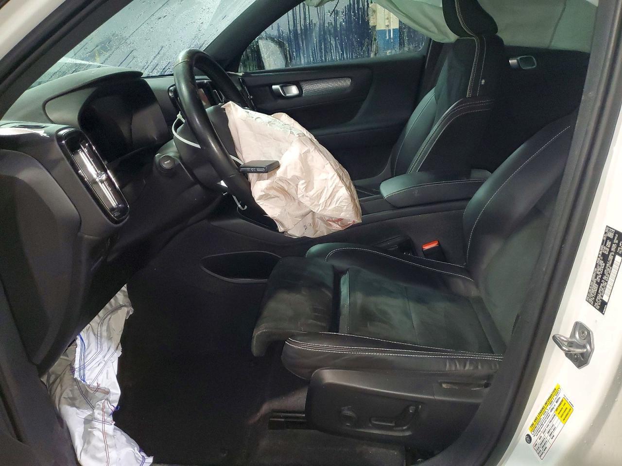 2022 VOLVO XC40