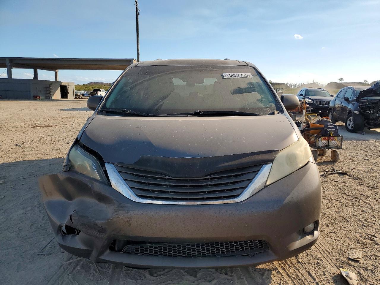 2014 TOYOTA SIENNA