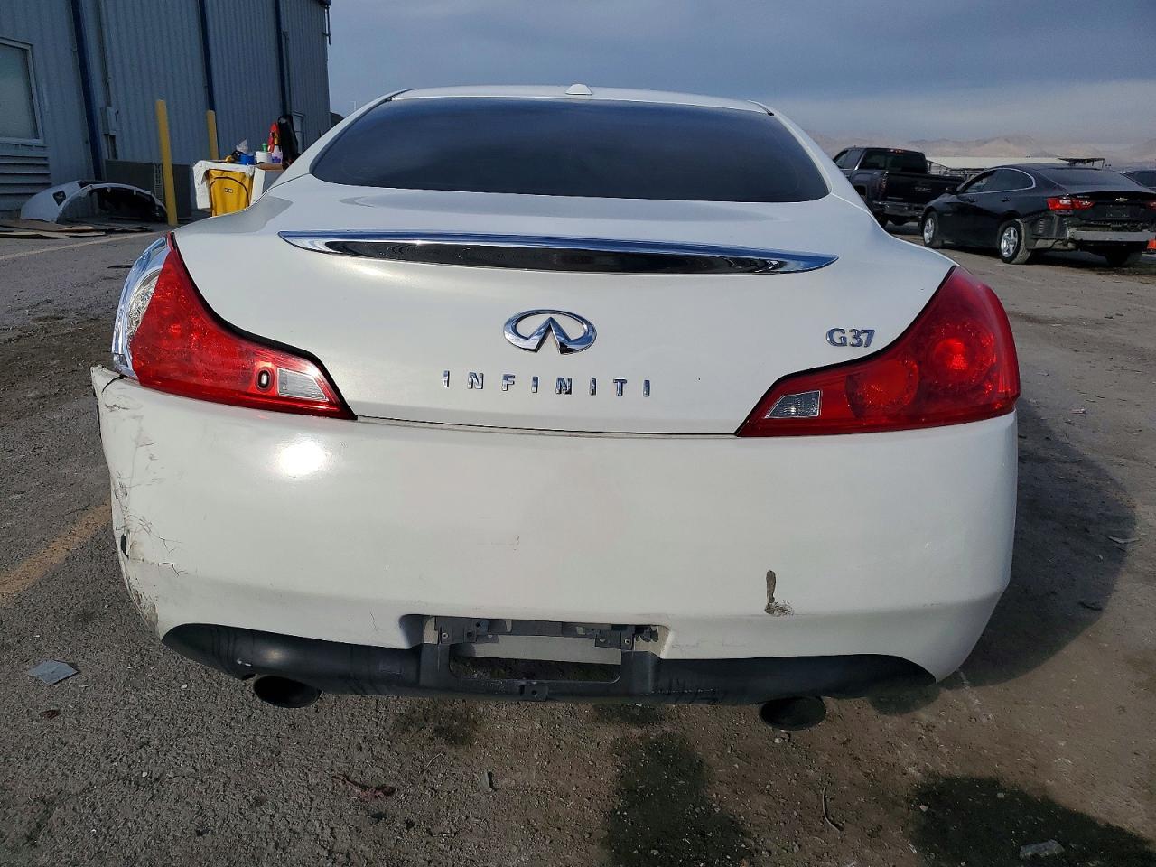 2011 INFINITI G37