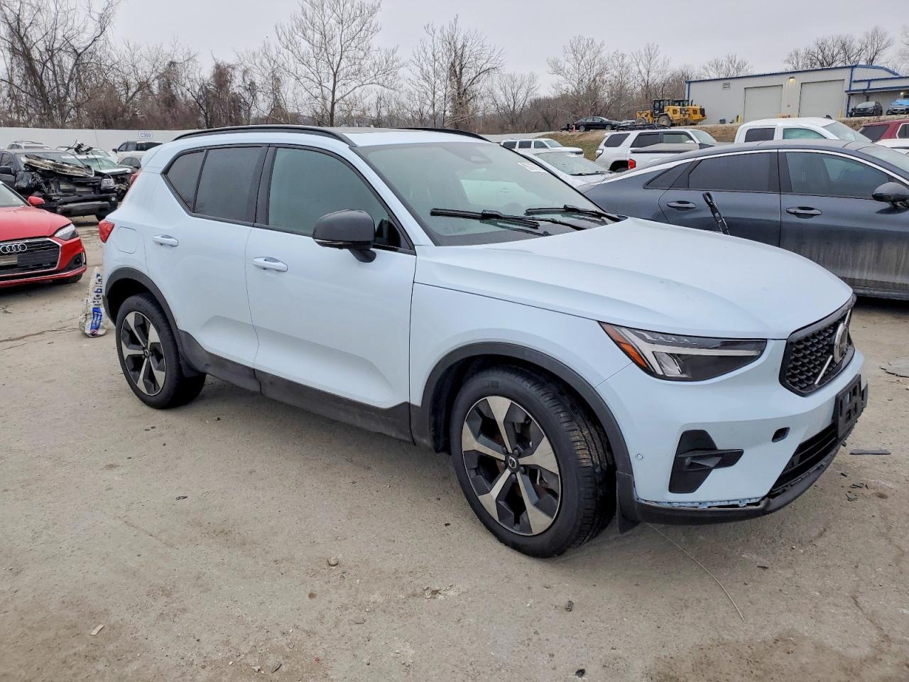 2025 VOLVO XC40