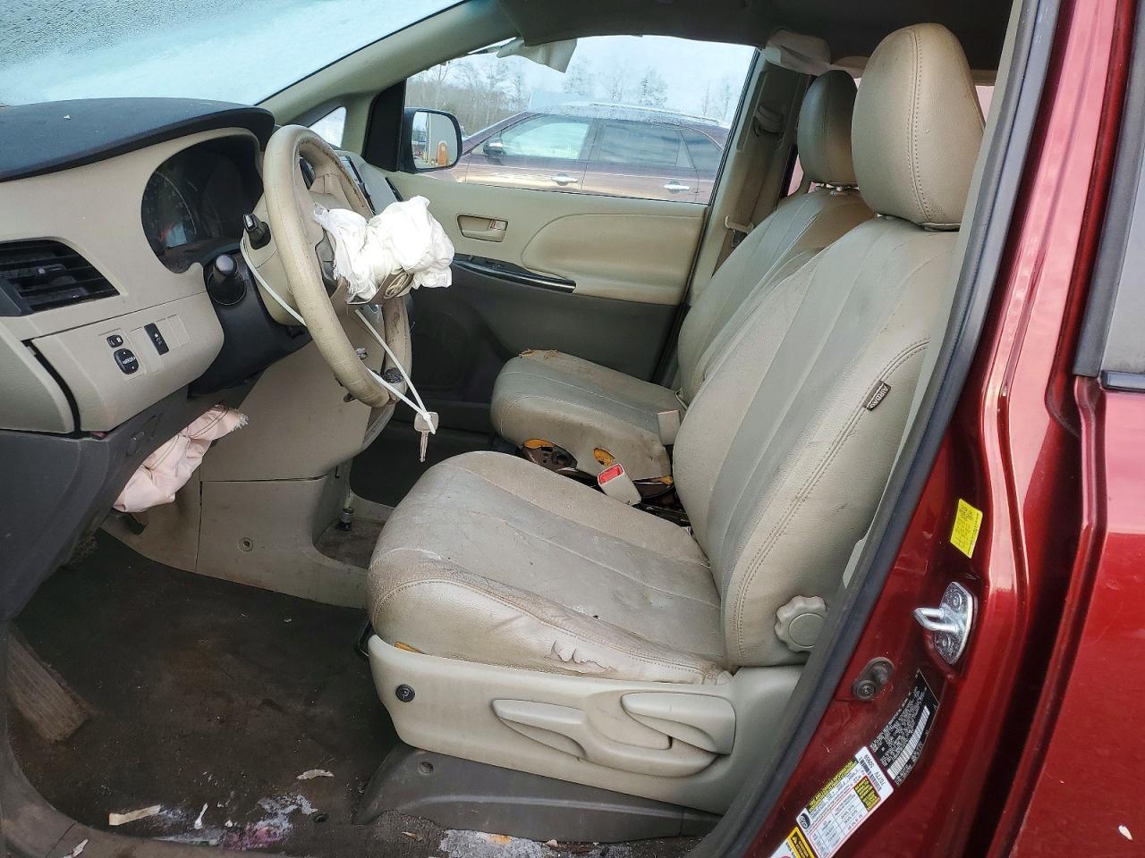 2011 TOYOTA SIENNA