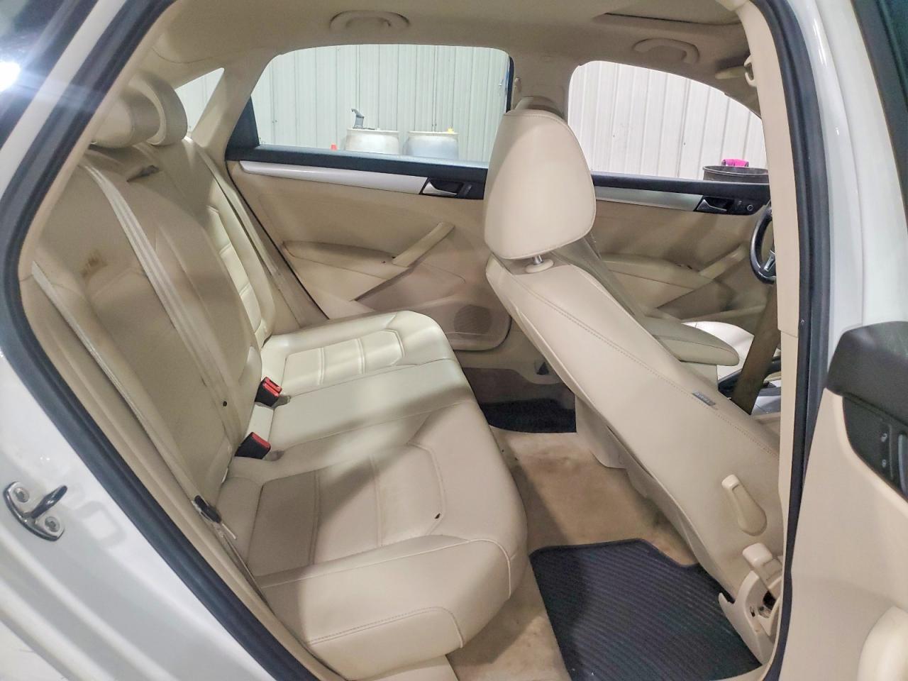 2012 VOLKSWAGEN Passat