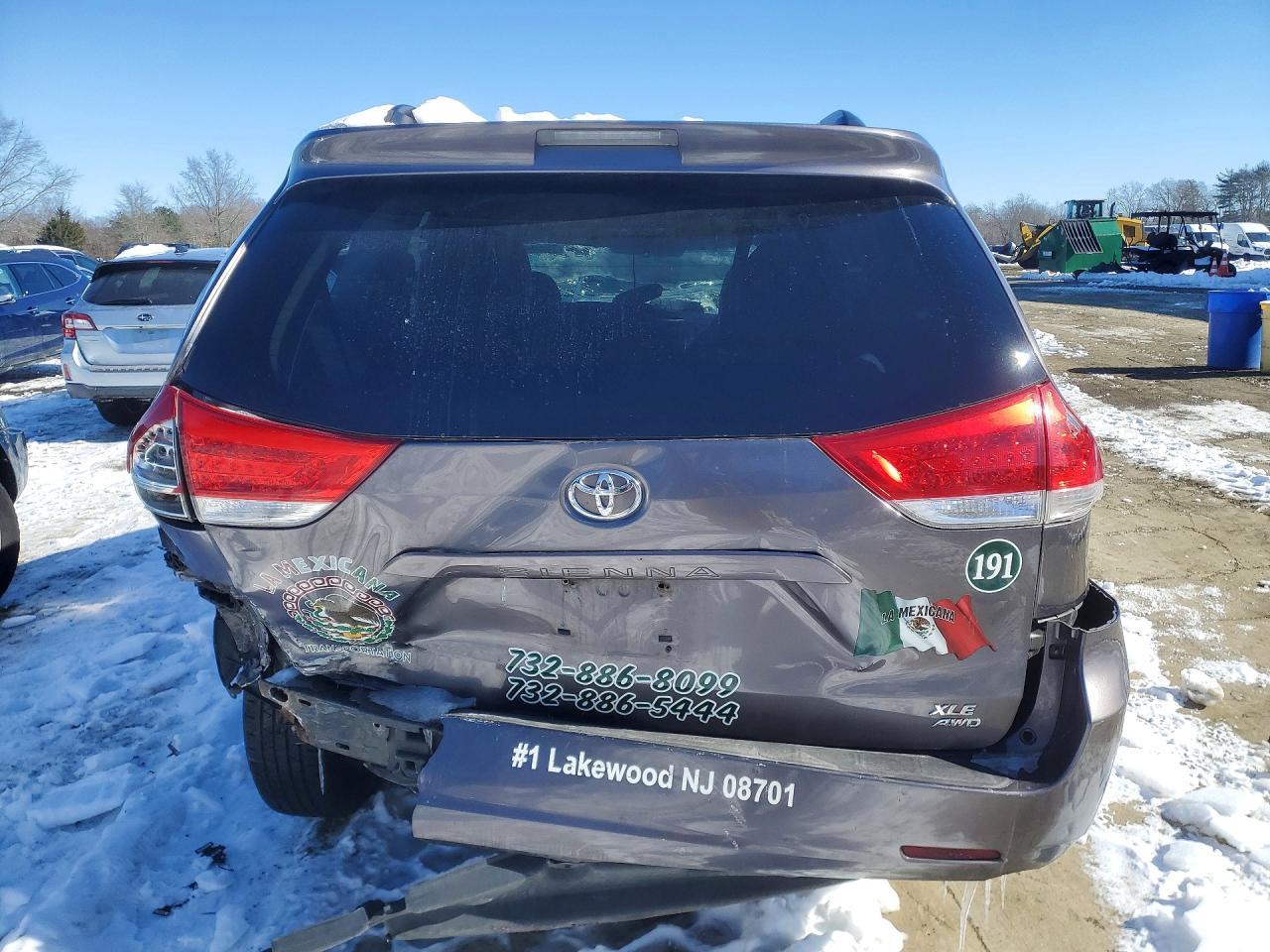 2011 TOYOTA SIENNA