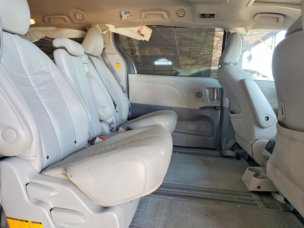 2011 TOYOTA SIENNA