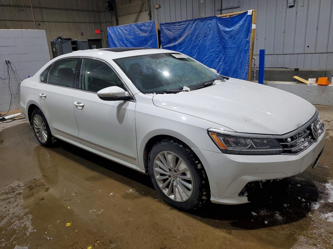2017 VOLKSWAGEN Passat