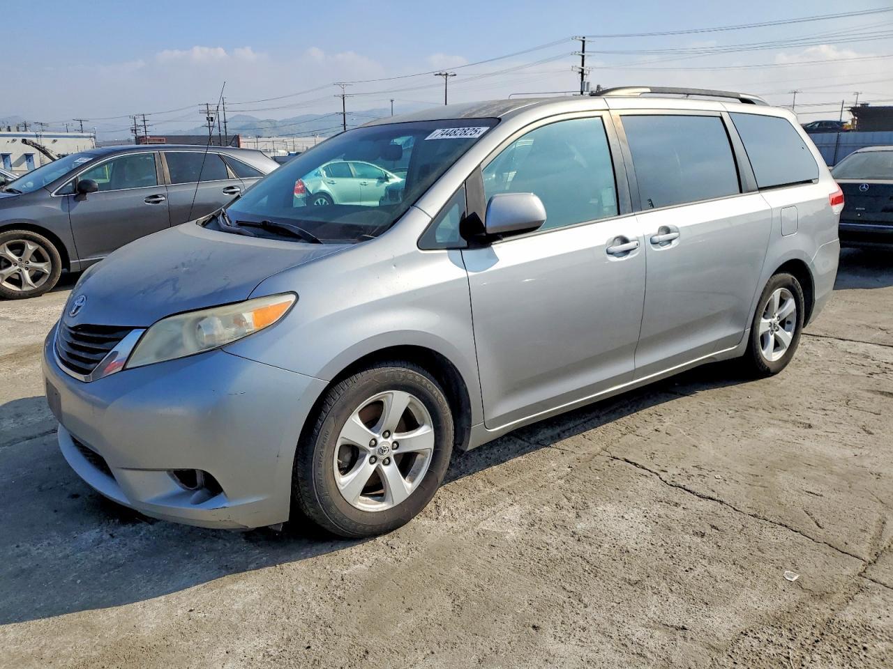 2011 TOYOTA SIENNA