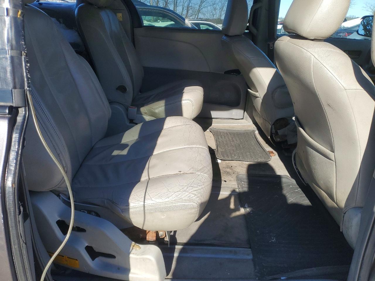 2011 TOYOTA SIENNA