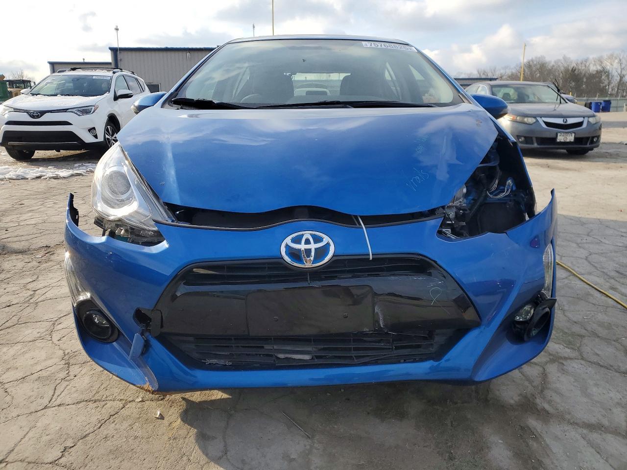 2016 TOYOTA Prius c