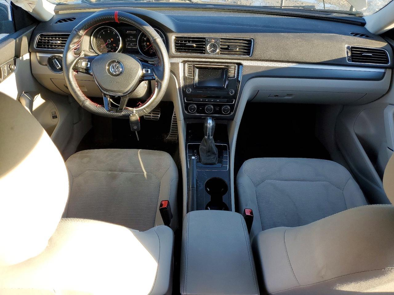 2016 VOLKSWAGEN Passat