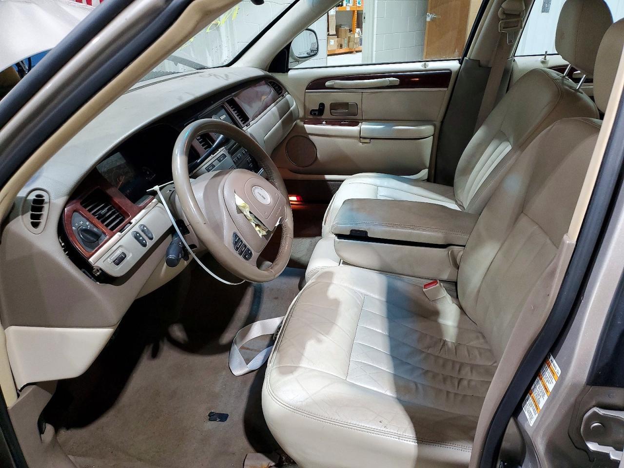 2003 LINCOLN Town Car