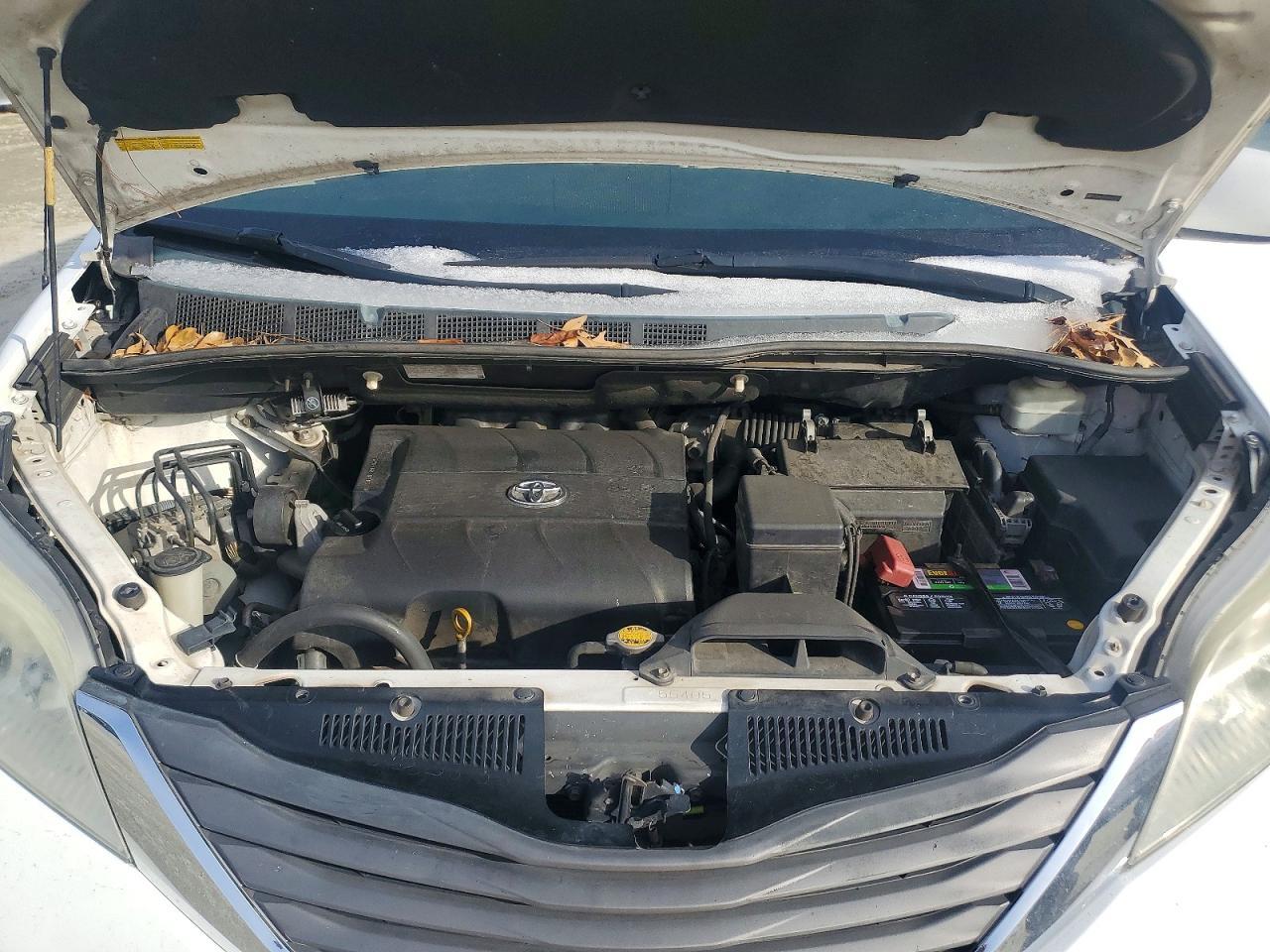 2011 TOYOTA SIENNA