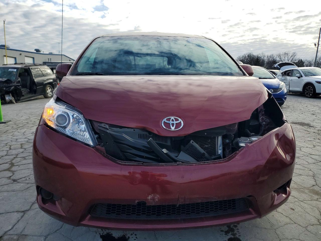 2011 TOYOTA SIENNA
