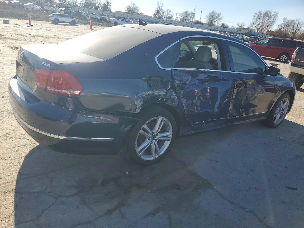 2012 VOLKSWAGEN Passat