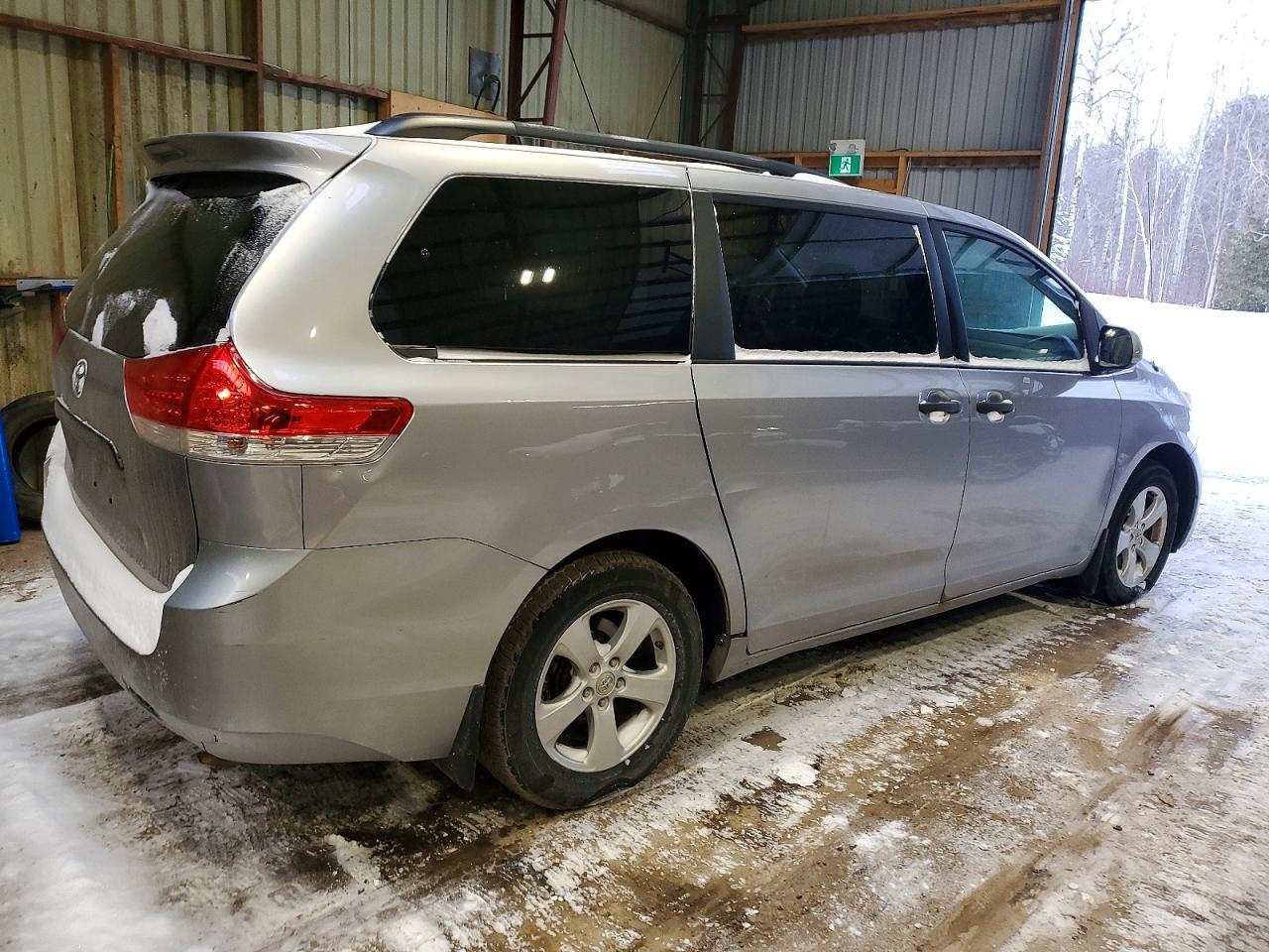 2011 TOYOTA SIENNA