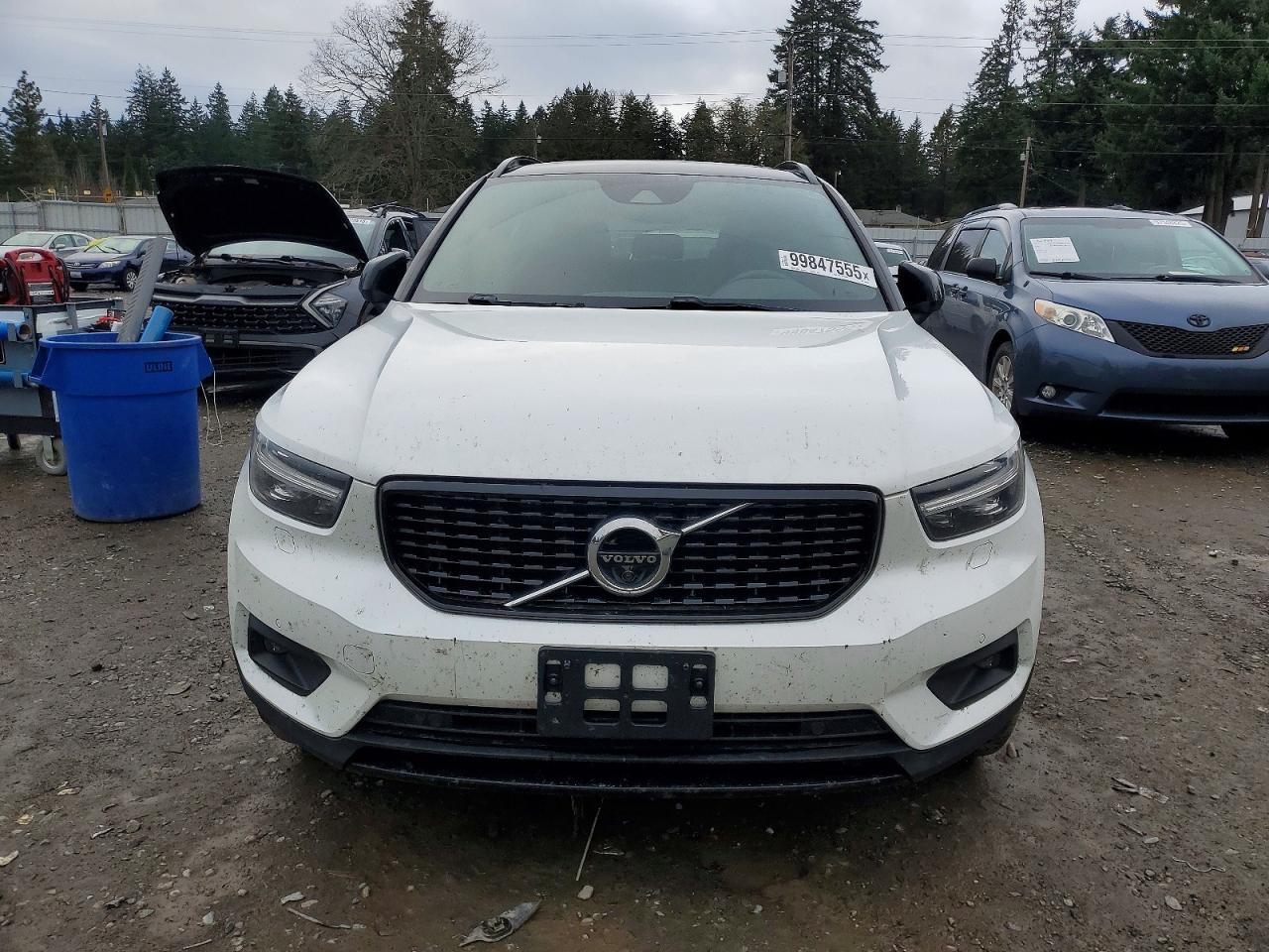 2021 VOLVO XC40