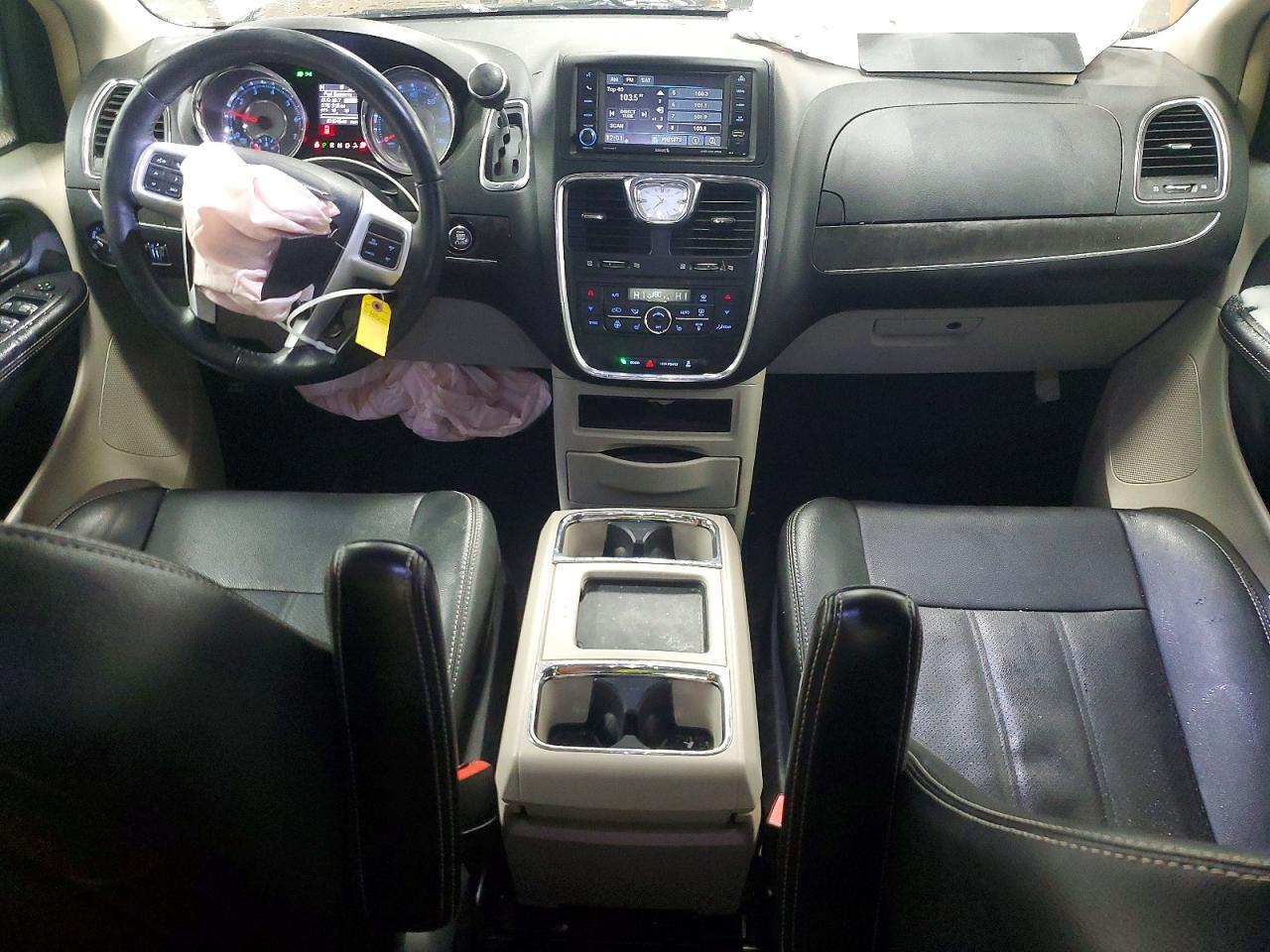 2016 CHRYSLER Town & Country