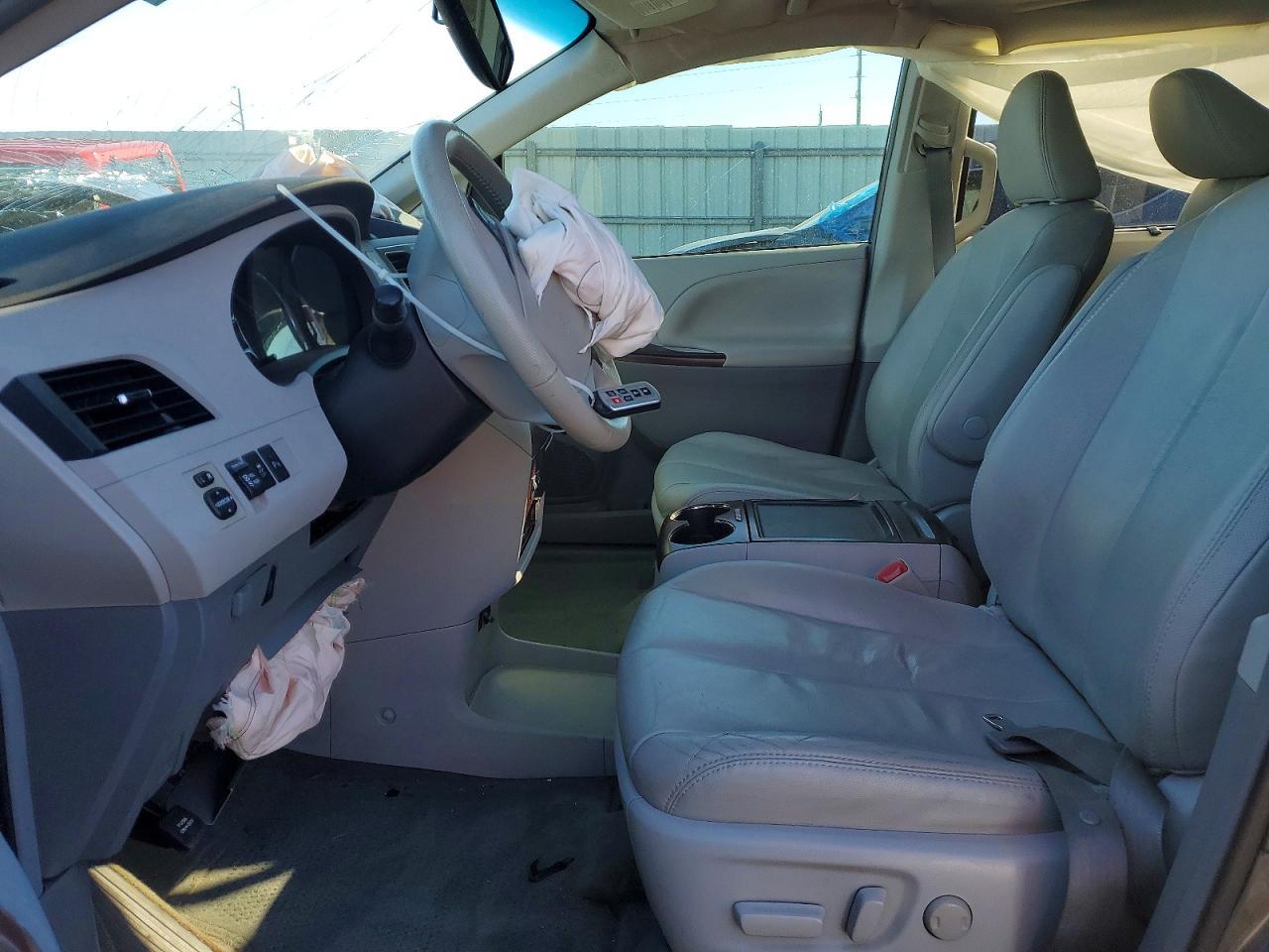 2012 TOYOTA SIENNA