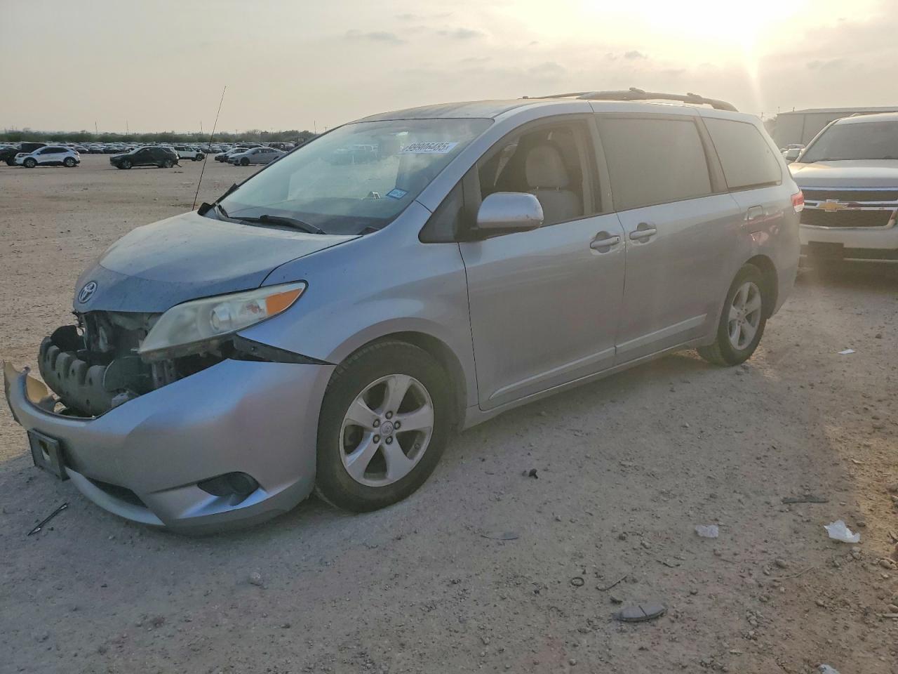 2012 TOYOTA SIENNA