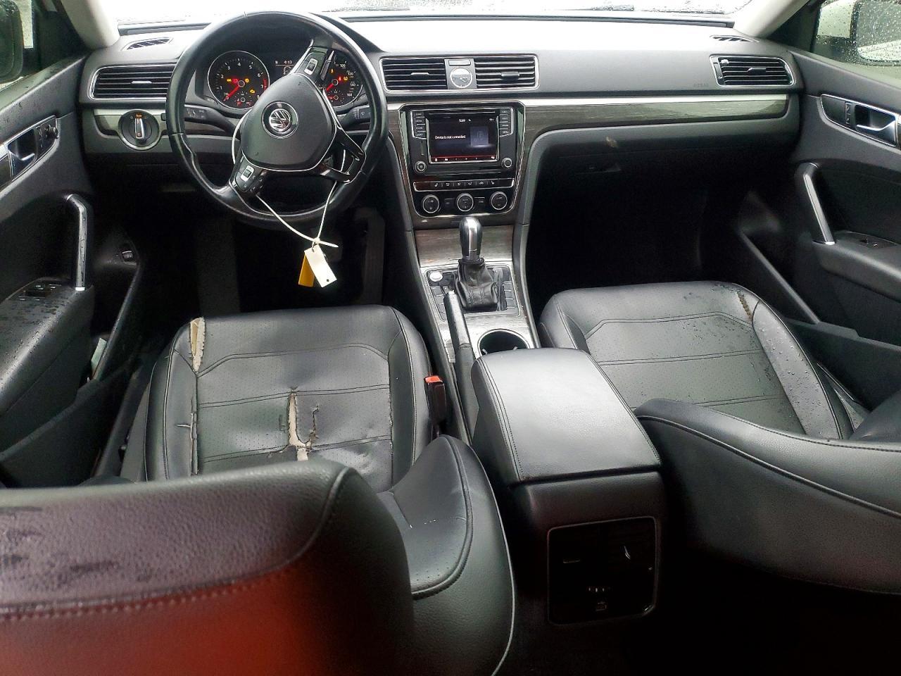 2017 VOLKSWAGEN Passat