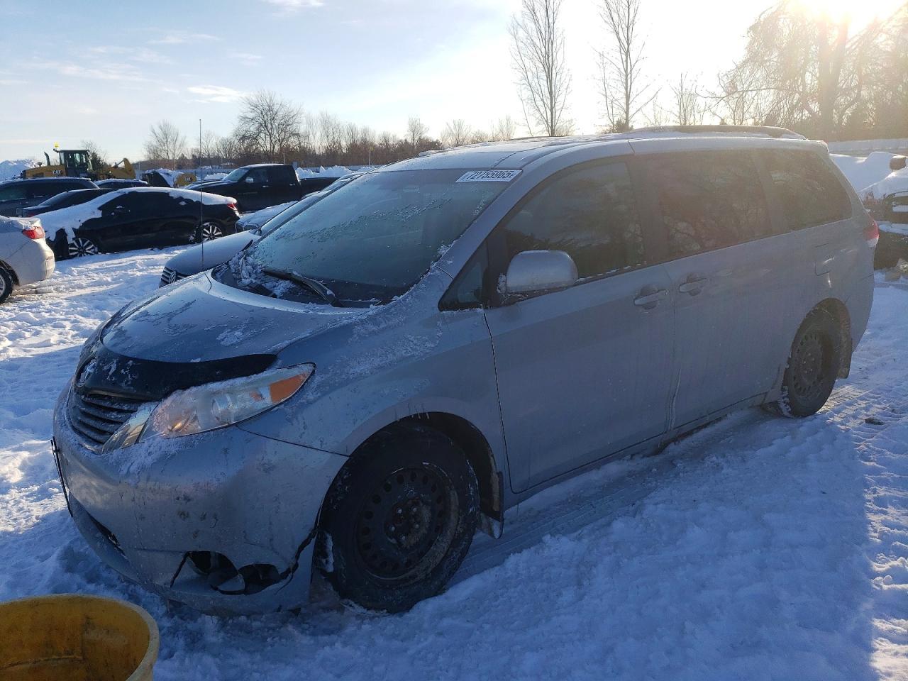 2011 TOYOTA SIENNA