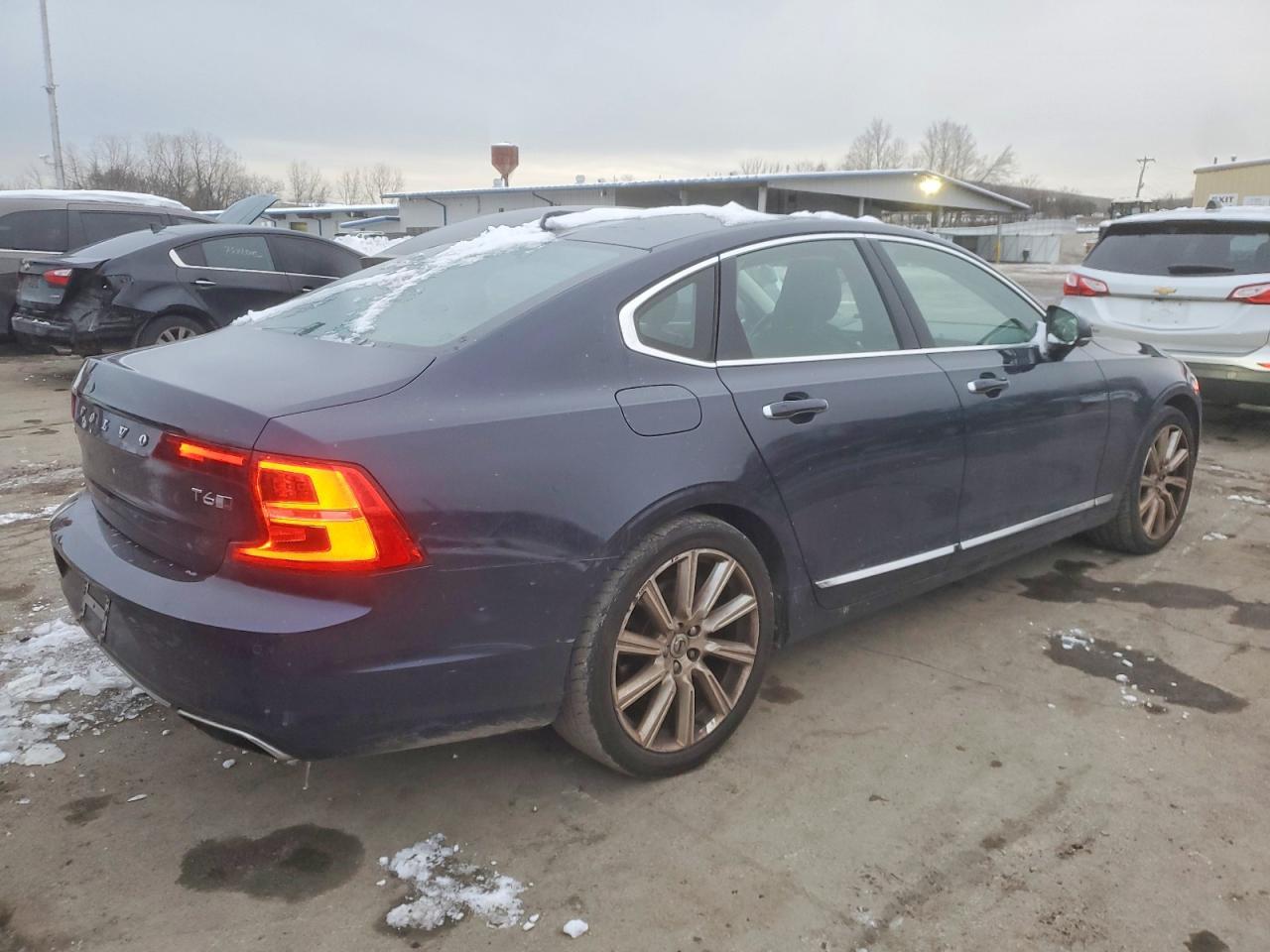 2017 VOLVO S90