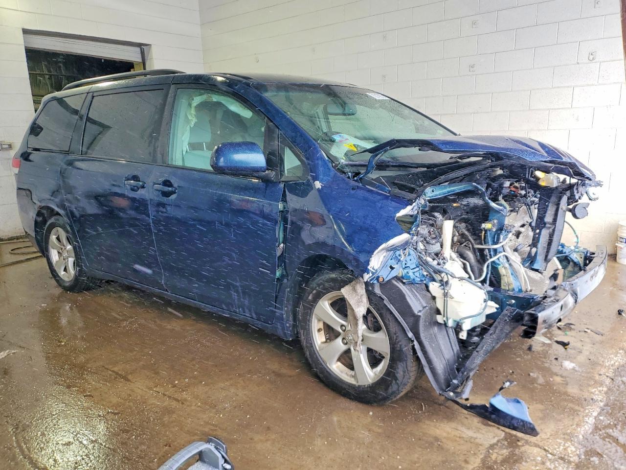 2011 TOYOTA SIENNA