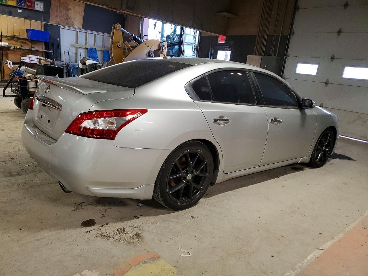 2011 NISSAN Maxima