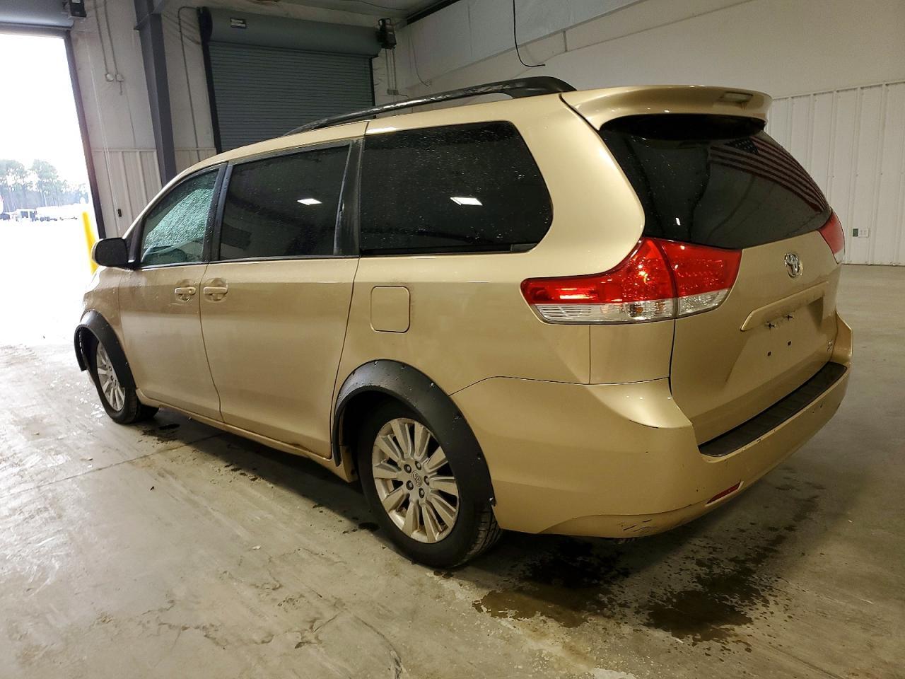 2011 TOYOTA SIENNA