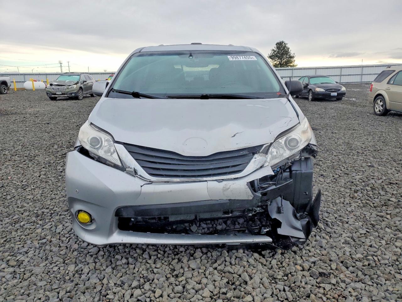 2011 TOYOTA SIENNA