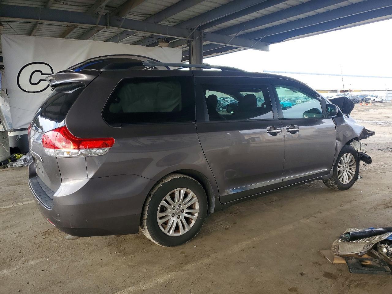 2014 TOYOTA SIENNA