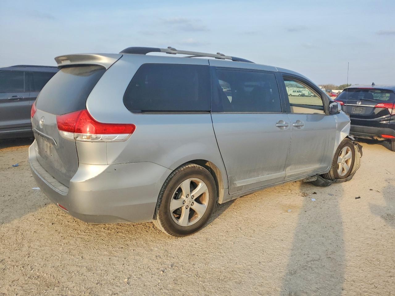 2012 TOYOTA SIENNA