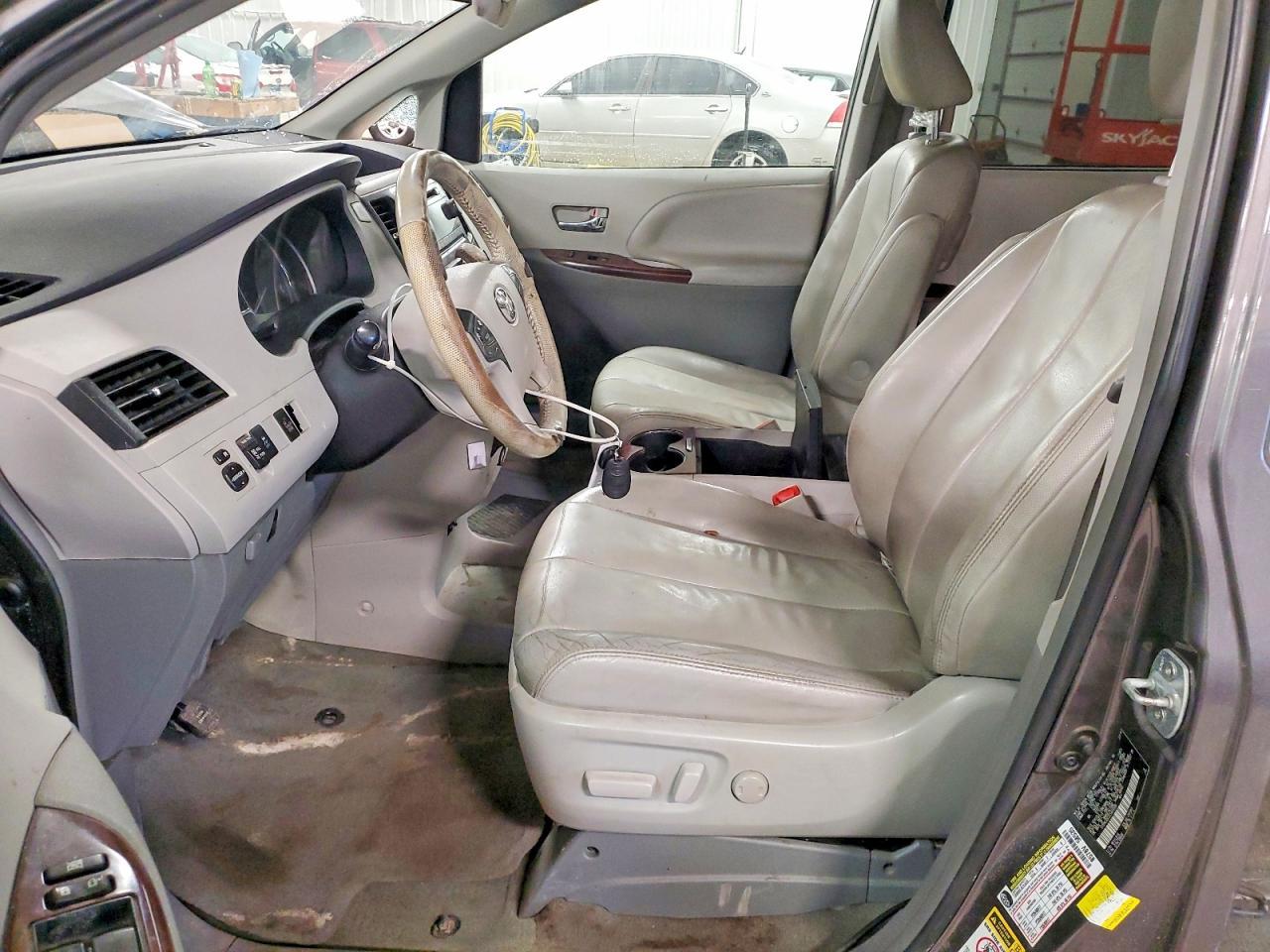 2014 TOYOTA SIENNA